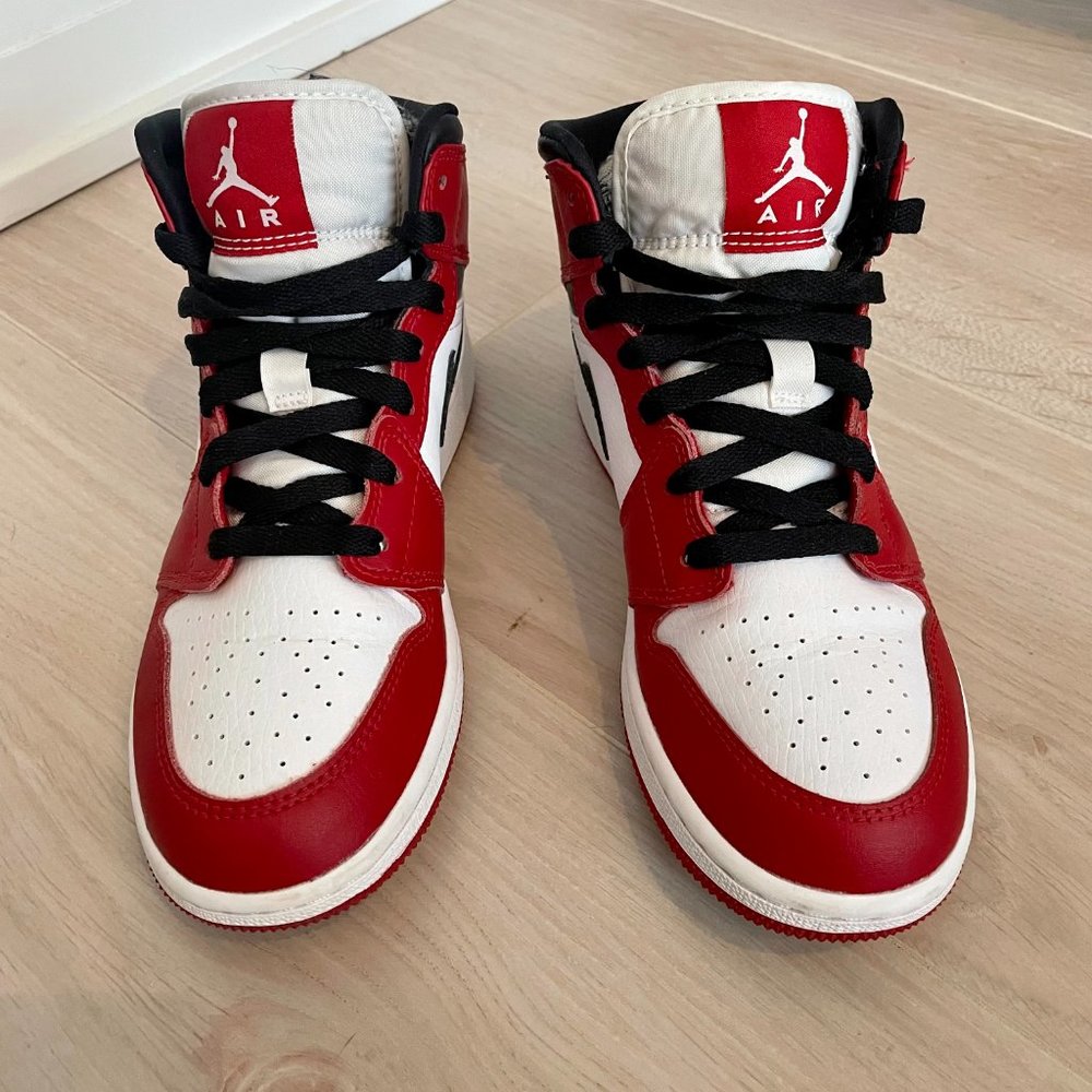 AUTHENTIC Jordan 1 Mid Chicago (GS)